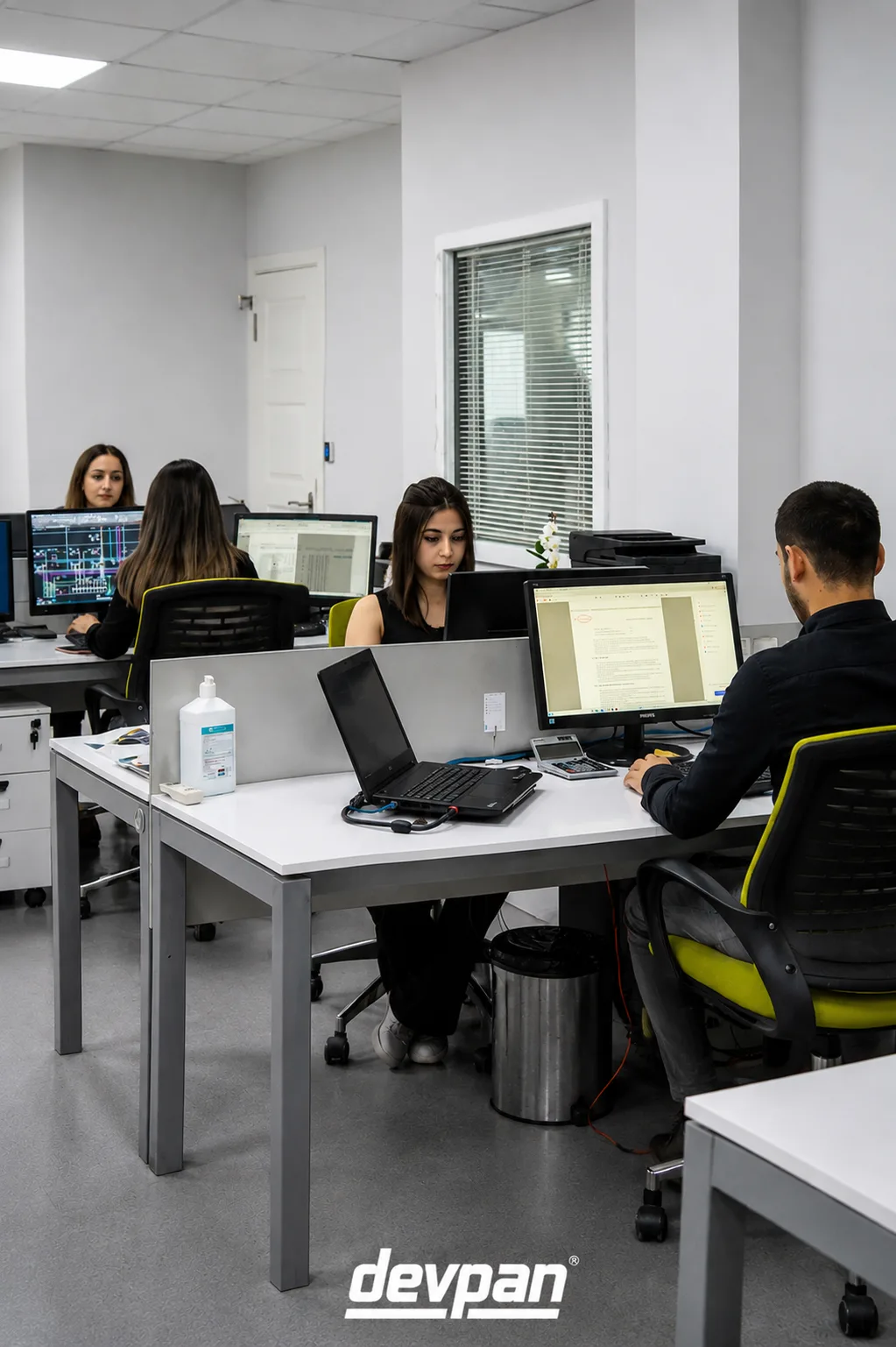 فريق الهندسة يعمل على جدول العمل وملفات المشروع في مكتب مشروع ديفبان
